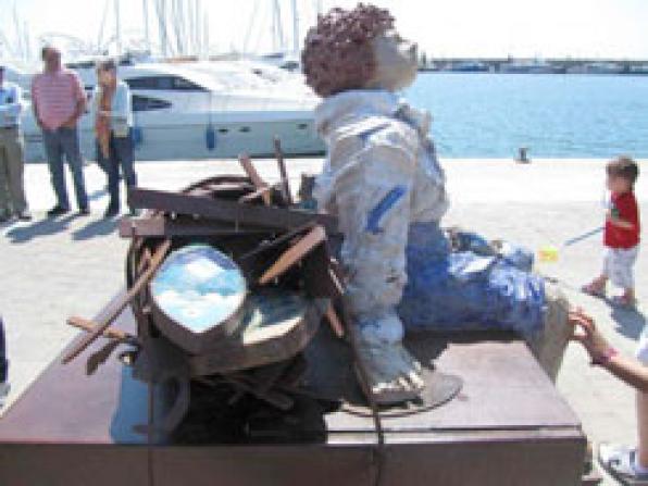 Adrià, un jove pescador al monument el Pla de les Serenes de Cambrils