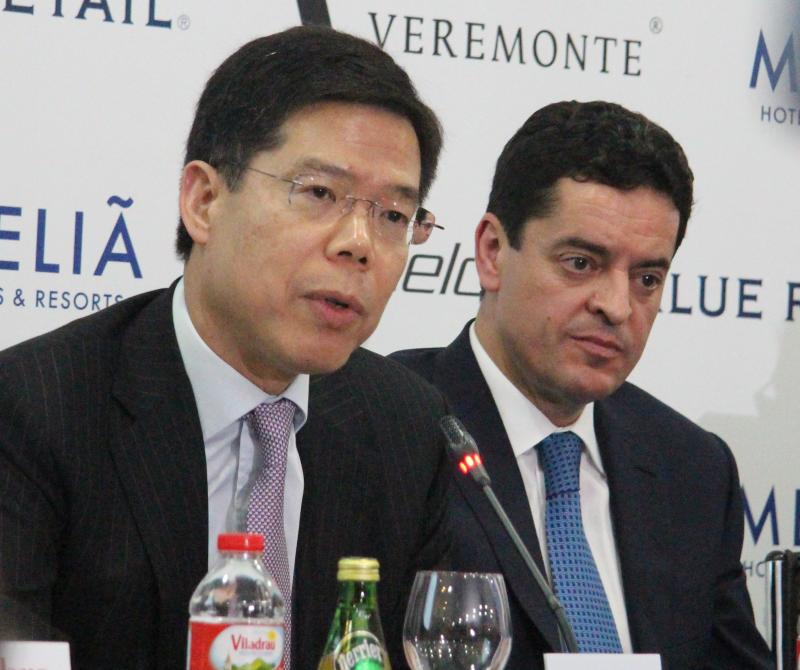 Frank Tsui, de Melco, i Enrique Ba&ntilde;uelos, de Veremonte.