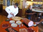 El chef cortando la pieza de parmesano de 20 kilogramos.