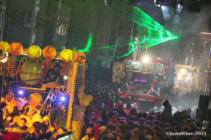 Carrozas desfilando en el C&oacute;s Blanc Salou 2014 
