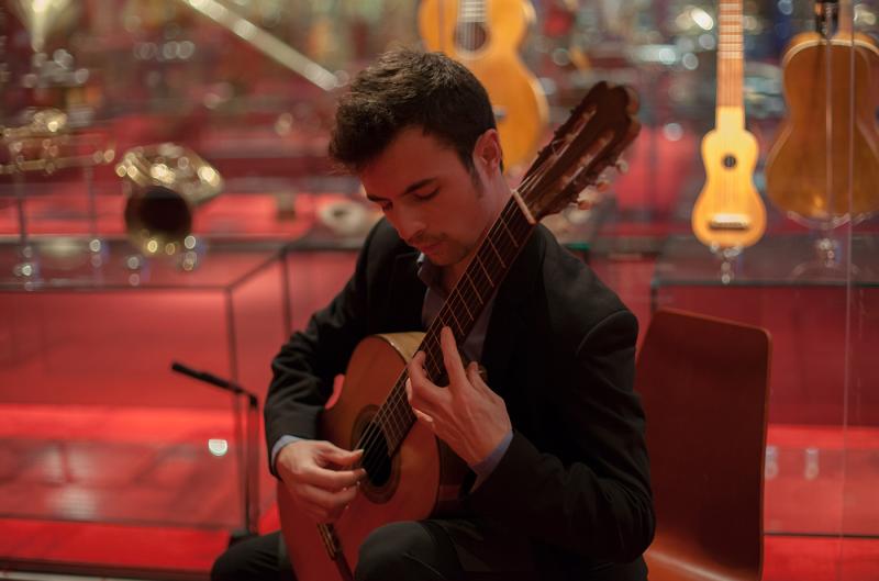Actuaci&oacute; del guitarrista Izan Rubio