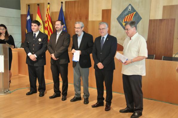 Personas distinguidas en Salou durante el Día de la Policía