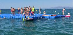 Los bañistas disponen ya de las plataformas flotantes en las playas