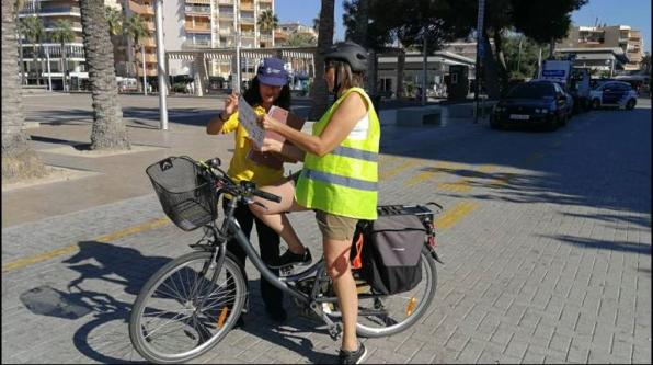 La campaña ha comenzado informando a los ciclistas