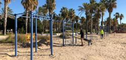 The Beach of Llevant premieres devices for calisthenics exercises