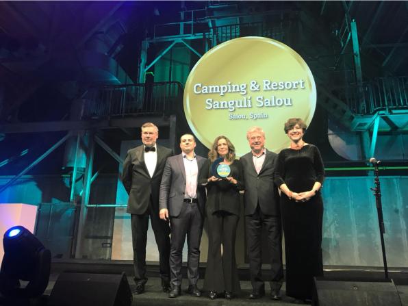 Representatives of the Camp & Resort Sangulí rebent the premi