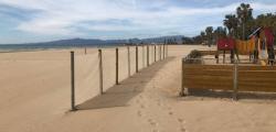Redes para contener la arena de las playas de Salou