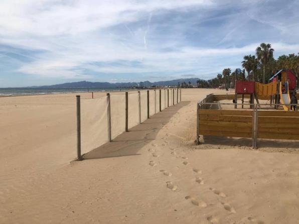 Imagen de las redes para retener la arena de las playas de Salou