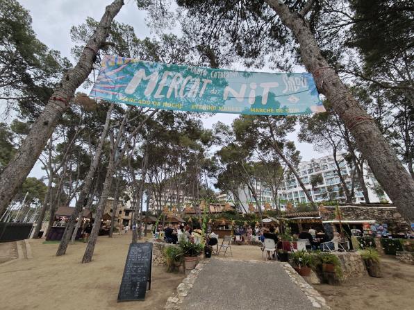 El Mercat de Nit de Salou obre cada dia a la Masia Catalana. Cedida