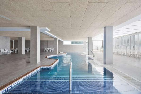 Imagen de la piscina interior y spa del BEST Hotel Cap Salou