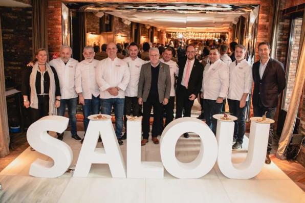 El alcalde de Salou con los restauradores del municipio