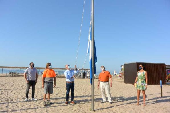 Izada de las banderas de calidad de las playas de Salou