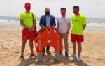 Socorristas y el alcalde de Salou con el dron salvavidas