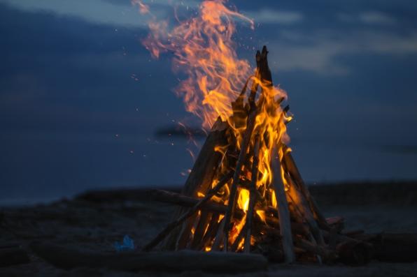 Foguera de Sant Joan en la platja