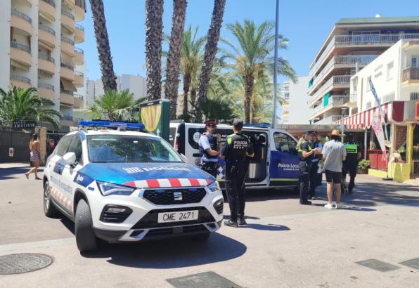 La policia local i els Mossos d'Esquadra a Salou