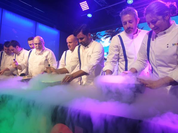 Los cocineros de Salou preparando la degustación