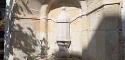 La Font de la Duana torna a brollar aigua al carrer Barcelona de Salou
