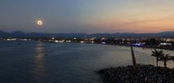M&aacute;s de 400.000 personas viven el eclipse total de Sol en Salou