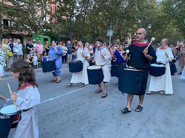 Ve&iuml;ns i ve&iuml;nes de Salou&nbsp;timbals (cedida)
