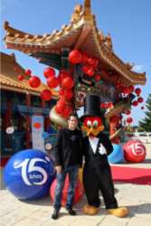 Cesc Fàbregas celebra en Portaventura el 15 aniversario del  parque temático