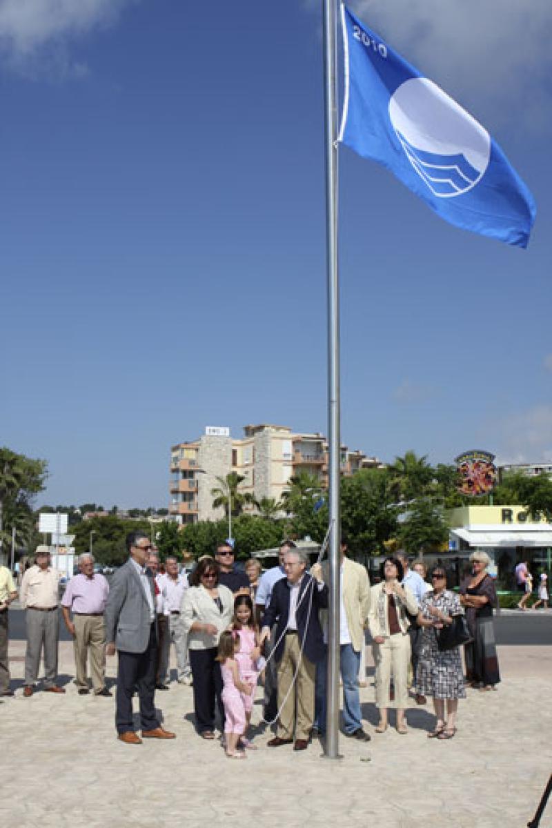 La platja de la Pineda llueix un any m&eacute;s la bandera blava