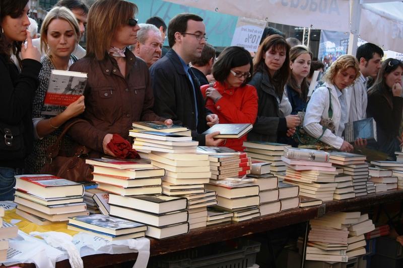 Un Sant Jordi repleto de actividades l&uacute;dicas y culturales en Reus y Tarragona
