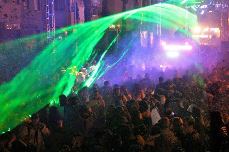 La fiesta, confeti, la luz y la m&uacute;sica, protagonistas del Coso Blanco