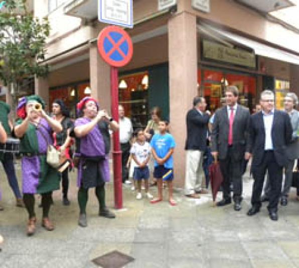 El grupo de trovadores 'Cremallera' inaugura el Mercado Medieval de Salou