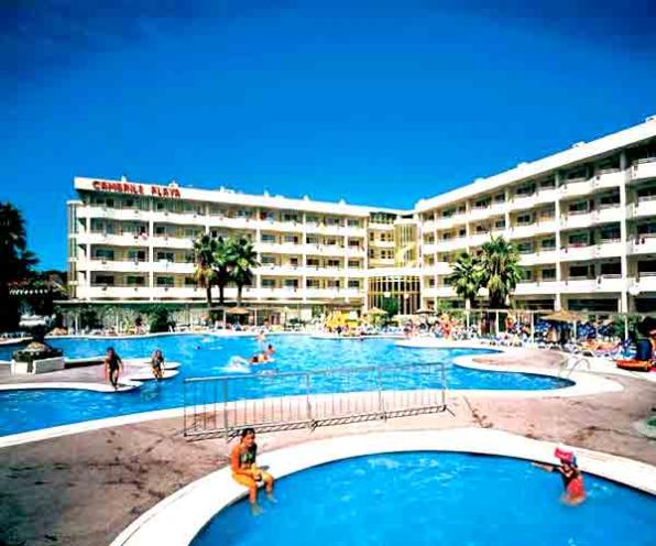 El Hotel Cambrils Playa está situado a 50 metros de la playa.