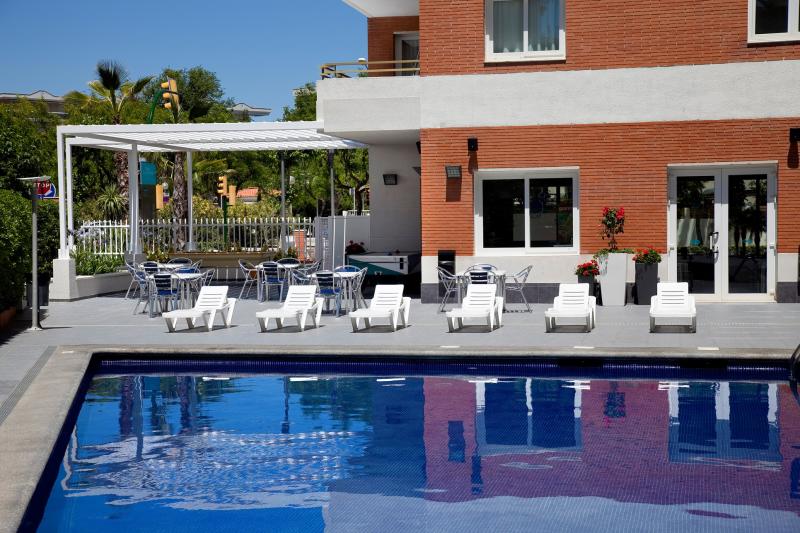 Piscina de los apartamentos les D&agrave;lies de Salou