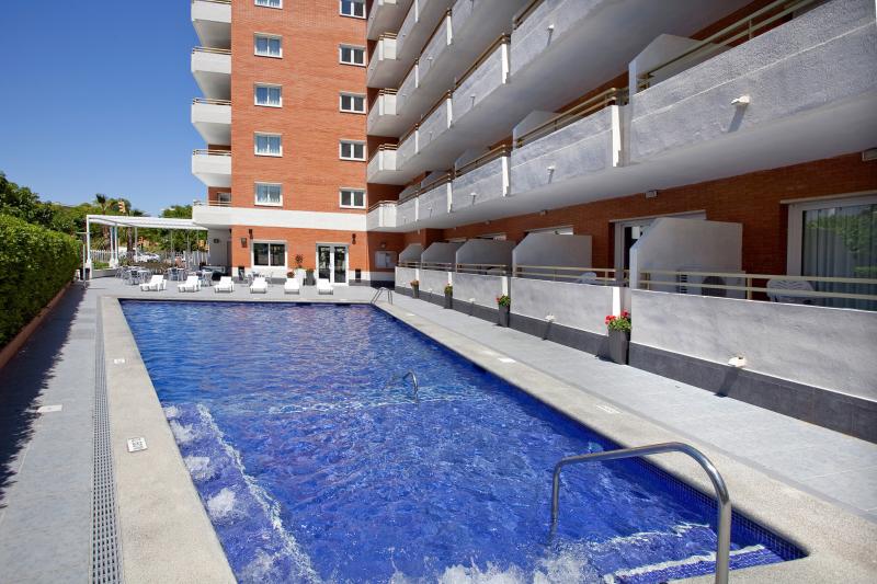 Piscina con jacuzzi en los apartamentos les D&agrave;lies de Salou