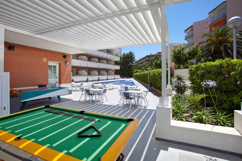 Pool terrace of the apartments Les D&agrave;lies de Salou