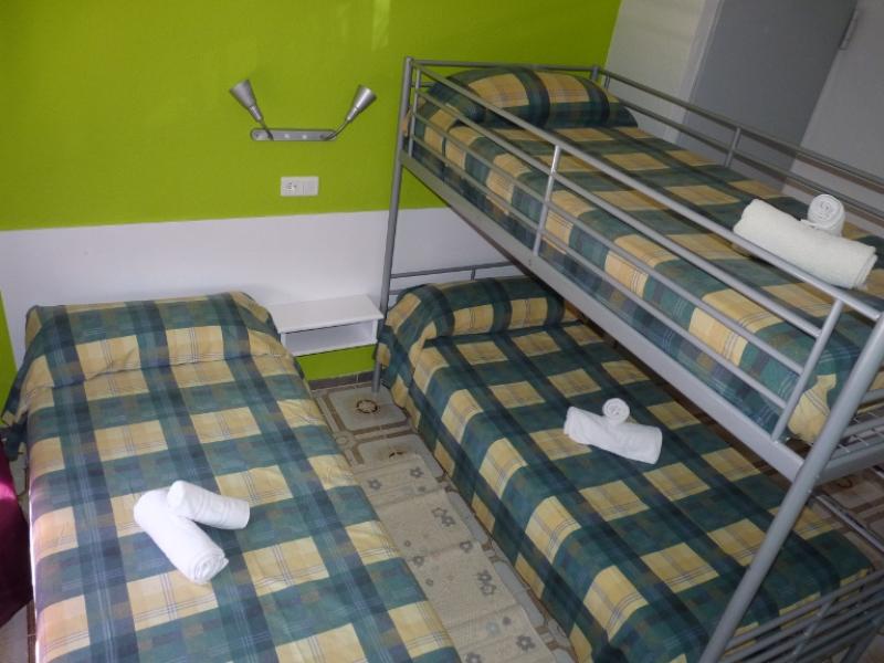 Hostal La Caba&ntilde;a, habitaci&oacute;n triple.