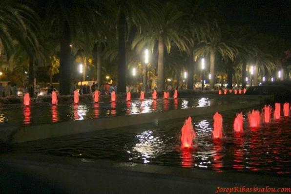 Imatge de la font Cibernètica de Salou de nit