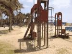 Salou renova els jocs infantils de les platges de Llevant i Ponent