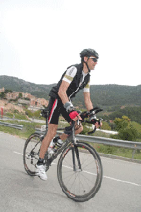 un centenar de triatletes reconeixen el recorregut ciclista